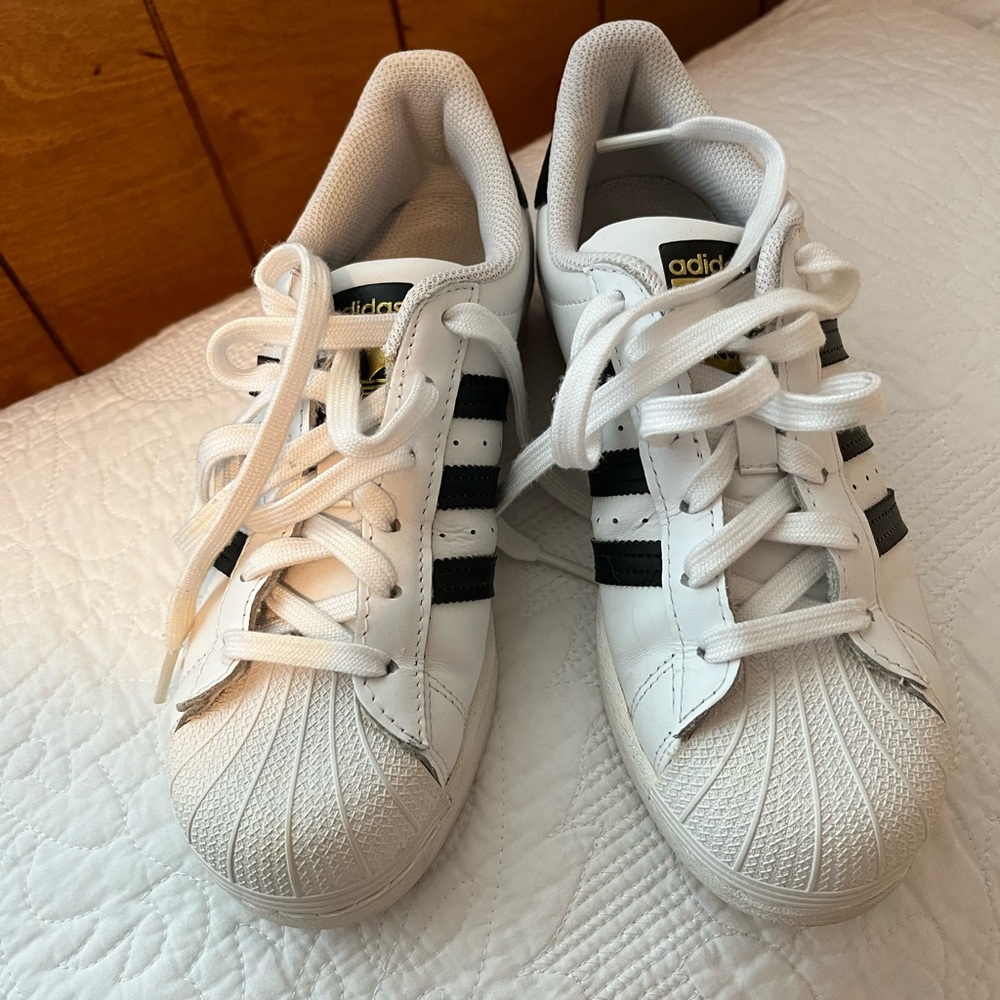 CLASSIC ADIDAS SIZE 5.5 - Picture 3 of 7
